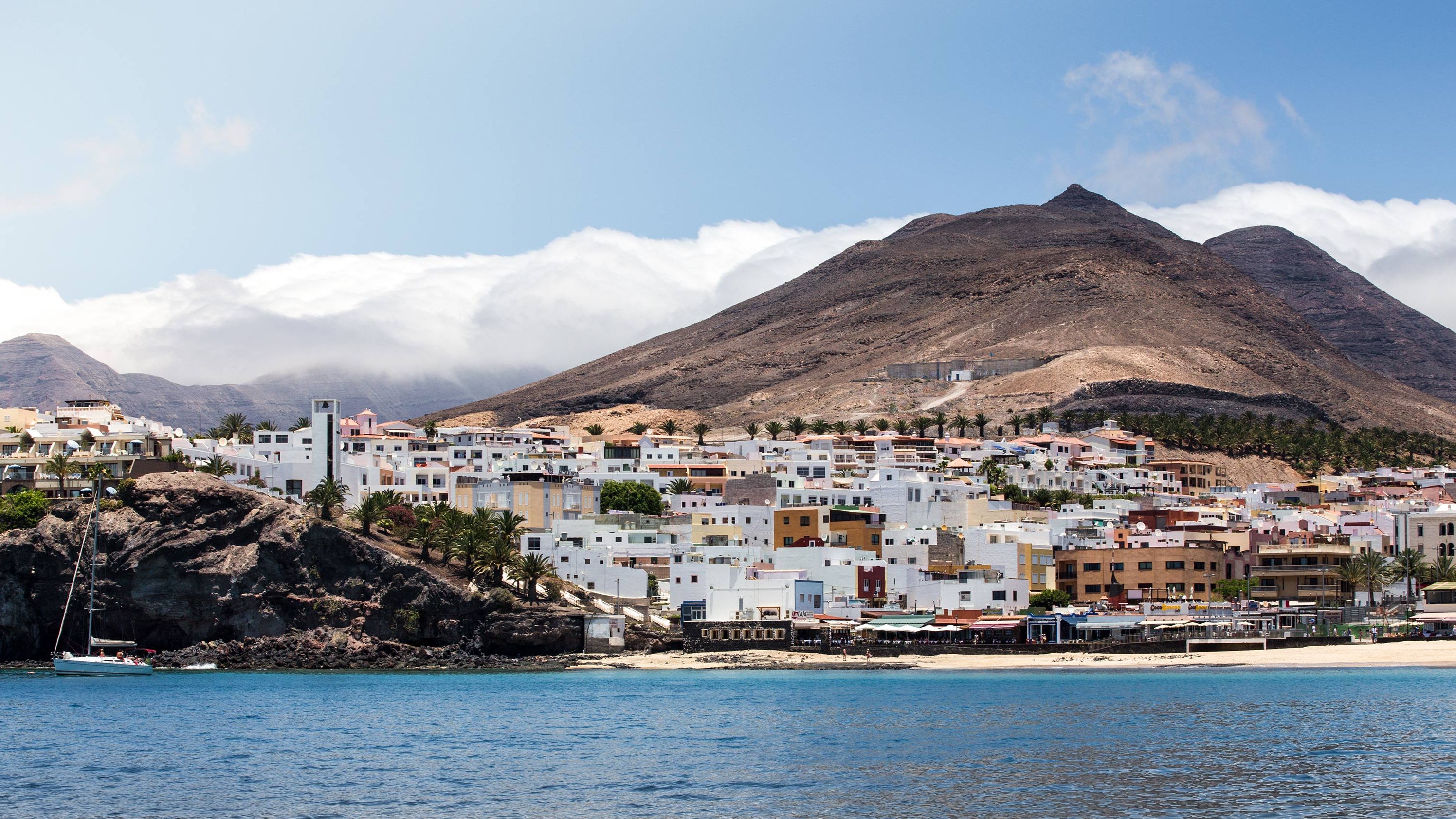 Vista panorámica de la costa de Fuerteventura con casas blancas y el océano